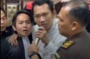 TERDAKWA MENGAMUK – Terdakwa (tengah) kasus pembunuhan satu keluarga di Kabupaten Indramayu usai menjalani sidang di Pengadilan Negeri Indramayu, mencoba berbicara kepada awak media , Rabu (29/4/2026). (foto:istimewa)