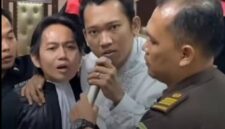 TERDAKWA MENGAMUK – Terdakwa (tengah) kasus pembunuhan satu keluarga di Kabupaten Indramayu usai menjalani sidang di Pengadilan Negeri Indramayu, mencoba berbicara kepada awak media , Rabu (29/4/2026). (foto:istimewa)