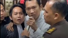 TERDAKWA MENGAMUK – Terdakwa (tengah) kasus pembunuhan satu keluarga di Kabupaten Indramayu usai menjalani sidang di Pengadilan Negeri Indramayu, mencoba berbicara kepada awak media , Rabu (29/4/2026). (foto:istimewa)