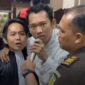 TERDAKWA MENGAMUK – Terdakwa (tengah) kasus pembunuhan satu keluarga di Kabupaten Indramayu usai menjalani sidang di Pengadilan Negeri Indramayu, mencoba berbicara kepada awak media , Rabu (29/4/2026). (foto:istimewa)