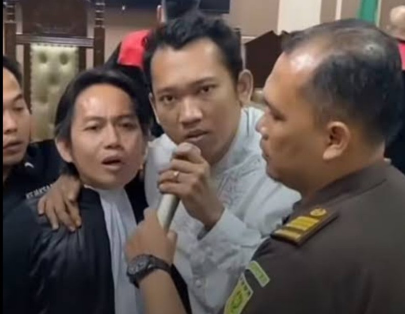 TERDAKWA MENGAMUK – Terdakwa (tengah) kasus pembunuhan satu keluarga di Kabupaten Indramayu usai menjalani sidang di Pengadilan Negeri Indramayu, mencoba berbicara kepada awak media , Rabu (29/4/2026). (foto:istimewa)