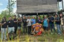 Tim Satreskrim Polres Barito Utara bersama Resmob Polres Kutai
Timur dan Polsek Kongbeng saat mengamankan terduga pelaku
berinisial SPN alias MN di sebuah pondok kosong di kawasan
perkebunan kelapa sawit, Kecamatan Muara Wahau, Kabupaten
Kutai Timur, Kalimantan Timur, Selasa (28/4/2026) sore. (Foto:
Satreskrim Polres Barito Utara/Istimewa)