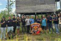 Tim Satreskrim Polres Barito Utara bersama Resmob Polres Kutai
Timur dan Polsek Kongbeng saat mengamankan terduga pelaku
berinisial SPN alias MN di sebuah pondok kosong di kawasan
perkebunan kelapa sawit, Kecamatan Muara Wahau, Kabupaten
Kutai Timur, Kalimantan Timur, Selasa (28/4/2026) sore. (Foto:
Satreskrim Polres Barito Utara/Istimewa)