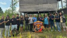 Tim Satreskrim Polres Barito Utara bersama Resmob Polres Kutai
Timur dan Polsek Kongbeng saat mengamankan terduga pelaku
berinisial SPN alias MN di sebuah pondok kosong di kawasan
perkebunan kelapa sawit, Kecamatan Muara Wahau, Kabupaten
Kutai Timur, Kalimantan Timur, Selasa (28/4/2026) sore. (Foto:
Satreskrim Polres Barito Utara/Istimewa)