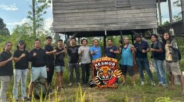 Tim Satreskrim Polres Barito Utara bersama Resmob Polres Kutai
Timur dan Polsek Kongbeng saat mengamankan terduga pelaku
berinisial SPN alias MN di sebuah pondok kosong di kawasan
perkebunan kelapa sawit, Kecamatan Muara Wahau, Kabupaten
Kutai Timur, Kalimantan Timur, Selasa (28/4/2026) sore. (Foto:
Satreskrim Polres Barito Utara/Istimewa)