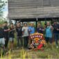 Tim Satreskrim Polres Barito Utara bersama Resmob Polres Kutai
Timur dan Polsek Kongbeng saat mengamankan terduga pelaku
berinisial SPN alias MN di sebuah pondok kosong di kawasan
perkebunan kelapa sawit, Kecamatan Muara Wahau, Kabupaten
Kutai Timur, Kalimantan Timur, Selasa (28/4/2026) sore. (Foto:
Satreskrim Polres Barito Utara/Istimewa)