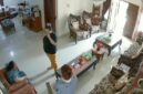 Momen terduga pelaku saat datang ke rumah korban yang terekam CCTV sebelum aksi pembunuhan di Rumbai, Pekanbaru. (foto:istimewa)

