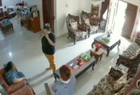 Momen terduga pelaku saat datang ke rumah korban yang terekam CCTV sebelum aksi pembunuhan di Rumbai, Pekanbaru. (foto:istimewa)
