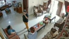 Momen terduga pelaku saat datang ke rumah korban yang terekam CCTV sebelum aksi pembunuhan di Rumbai, Pekanbaru. (foto:istimewa)
