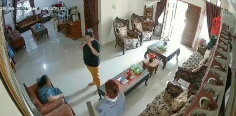 Momen terduga pelaku saat datang ke rumah korban yang terekam CCTV sebelum aksi pembunuhan di Rumbai, Pekanbaru. (foto:istimewa)
