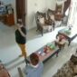 Momen terduga pelaku saat datang ke rumah korban yang terekam CCTV sebelum aksi pembunuhan di Rumbai, Pekanbaru. (foto:istimewa)
