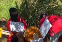 Pelaku saat menjalani rekonstruksi kasus pembunuhan ustadzah di kawasan Sungai Ulin, Banjarbaru dengan pengawalan ketat aparat kepolisian. (foto:istimewa)
