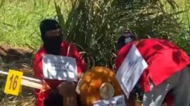 Pelaku saat menjalani rekonstruksi kasus pembunuhan ustadzah di kawasan Sungai Ulin, Banjarbaru dengan pengawalan ketat aparat kepolisian. (foto:istimewa)
