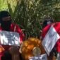 Pelaku saat menjalani rekonstruksi kasus pembunuhan ustadzah di kawasan Sungai Ulin, Banjarbaru dengan pengawalan ketat aparat kepolisian. (foto:istimewa)
