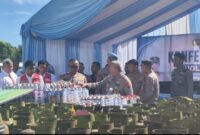 Kapolda Kalsel Irjen Pol Dr Rosyanto Yudha Hermawan bersama Wakapolda ,Dirreskrimsus dan para PJU, meninjau barang bukti usai  konferensi pers, Senin (4/5/2026). (Foto : Mercy)