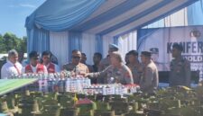 Kapolda Kalsel Irjen Pol Dr Rosyanto Yudha Hermawan bersama Wakapolda ,Dirreskrimsus dan para PJU, meninjau barang bukti usai  konferensi pers, Senin (4/5/2026). (Foto : Mercy)