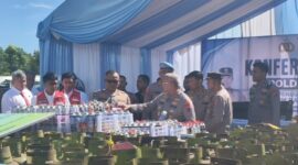 Kapolda Kalsel Irjen Pol Dr Rosyanto Yudha Hermawan bersama Wakapolda ,Dirreskrimsus dan para PJU, meninjau barang bukti usai  konferensi pers, Senin (4/5/2026). (Foto : Mercy)
