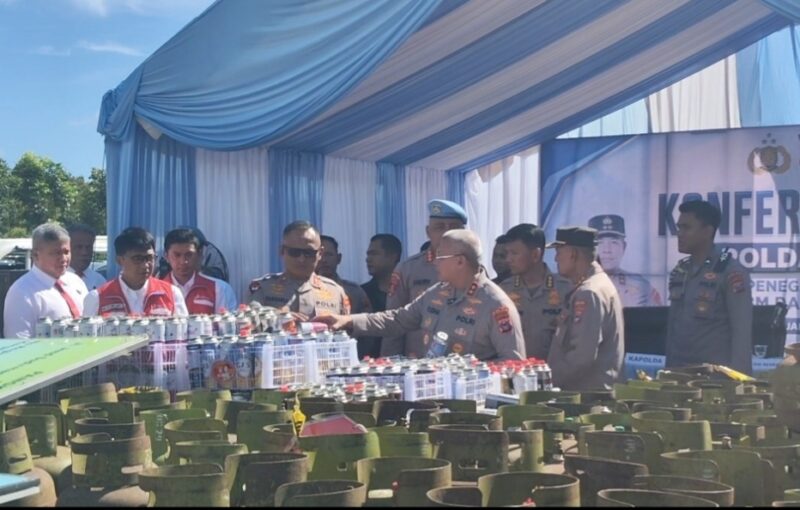 Kapolda Kalsel Irjen Pol Dr Rosyanto Yudha Hermawan bersama Wakapolda ,Dirreskrimsus dan para PJU, meninjau barang bukti usai  konferensi pers, Senin (4/5/2026). (Foto : Mercy)