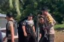 PELAKU DIAMANKAN - Pihak Polsek Sungai Pinang Polres Banjar saat mengamankan pelaku penganiayaan yang menewaskan seorang warga Desa Pakutik, Selasa (19/5/2026) pagi. (foto: istimewa)