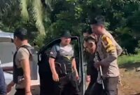 PELAKU DIAMANKAN - Pihak Polsek Sungai Pinang Polres Banjar saat mengamankan pelaku penganiayaan yang menewaskan seorang warga Desa Pakutik, Selasa (19/5/2026) pagi. (foto: istimewa)