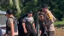 PELAKU DIAMANKAN - Pihak Polsek Sungai Pinang Polres Banjar saat mengamankan pelaku penganiayaan yang menewaskan seorang warga Desa Pakutik, Selasa (19/5/2026) pagi. (foto: istimewa)