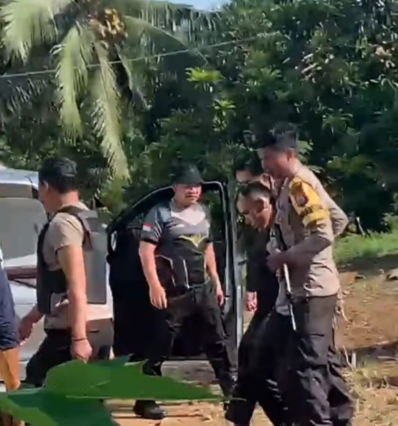 PELAKU DIAMANKAN - Pihak Polsek Sungai Pinang Polres Banjar saat mengamankan pelaku penganiayaan yang menewaskan seorang warga Desa Pakutik, Selasa (19/5/2026) pagi. (foto: istimewa)