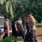 PELAKU DIAMANKAN - Pihak Polsek Sungai Pinang Polres Banjar saat mengamankan pelaku penganiayaan yang menewaskan seorang warga Desa Pakutik, Selasa (19/5/2026) pagi. (foto: istimewa)