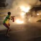 MOBIL TERBAKAR - Salah satu relawan saat memadamkan mobil terbakar menggunakan APAR di kawasan Jembatan Alalak, Rabu (20/5/2026) dinihari. (foto:istimewa)
