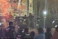 Aksi Serock ,band asal Batu Licin , Kabupaten Tanah Bumbu yang membawakan dua tembang Sungguh Ku Merasa Resah milik Ukays dan Sejati milik Wings (Foto Mercy)
