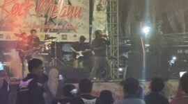 Aksi Serock ,band asal Batu Licin , Kabupaten Tanah Bumbu yang membawakan dua tembang Sungguh Ku Merasa Resah milik Ukays dan Sejati milik Wings (Foto Mercy)