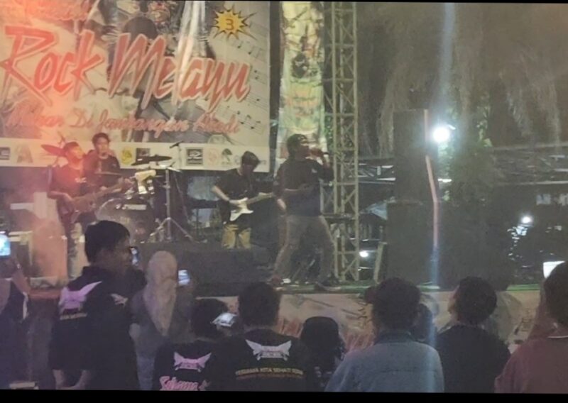 Aksi Serock ,band asal Batu Licin , Kabupaten Tanah Bumbu yang membawakan dua tembang Sungguh Ku Merasa Resah milik Ukays dan Sejati milik Wings (Foto Mercy)