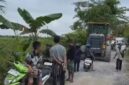TIGA PEREMPUAN TEWAS - Warga dan petugas berada di lokasi kecelakaan maut yang melibatkan alat berat jenis motor grader di Desa Tambak Babi, Kecamatan Beruntung Baru, Kabupaten Banjar, Sabtu (23/5/2026) sore. Tiga perempuan dilaporkan meninggal dunia dalam insiden tersebut. (foto:istimewa)
