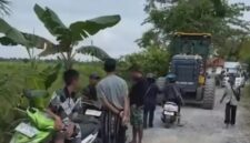 TIGA PEREMPUAN TEWAS - Warga dan petugas berada di lokasi kecelakaan maut yang melibatkan alat berat jenis motor grader di Desa Tambak Babi, Kecamatan Beruntung Baru, Kabupaten Banjar, Sabtu (23/5/2026) sore. Tiga perempuan dilaporkan meninggal dunia dalam insiden tersebut. (foto:istimewa)
