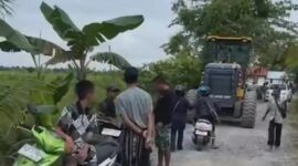 TIGA PEREMPUAN TEWAS - Warga dan petugas berada di lokasi kecelakaan maut yang melibatkan alat berat jenis motor grader di Desa Tambak Babi, Kecamatan Beruntung Baru, Kabupaten Banjar, Sabtu (23/5/2026) sore. Tiga perempuan dilaporkan meninggal dunia dalam insiden tersebut. (foto:istimewa)
