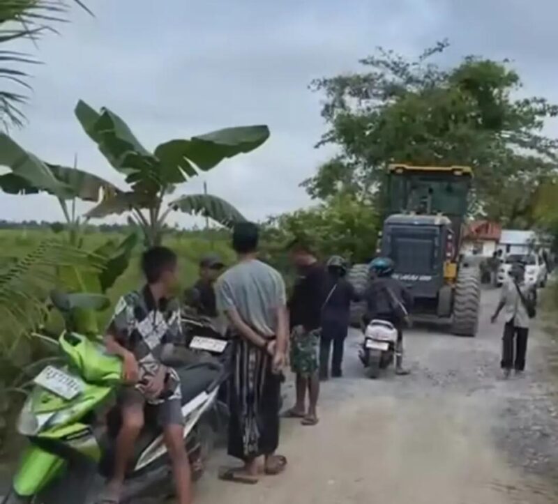 TIGA PEREMPUAN TEWAS - Warga dan petugas berada di lokasi kecelakaan maut yang melibatkan alat berat jenis motor grader di Desa Tambak Babi, Kecamatan Beruntung Baru, Kabupaten Banjar, Sabtu (23/5/2026) sore. Tiga perempuan dilaporkan meninggal dunia dalam insiden tersebut. (foto:istimewa)
