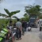TIGA PEREMPUAN TEWAS - Warga dan petugas berada di lokasi kecelakaan maut yang melibatkan alat berat jenis motor grader di Desa Tambak Babi, Kecamatan Beruntung Baru, Kabupaten Banjar, Sabtu (23/5/2026) sore. Tiga perempuan dilaporkan meninggal dunia dalam insiden tersebut. (foto:istimewa)
