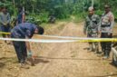 OLAH TKP - Personel Polsek Bintang Ara bersama Tim Inafis Satreskrim Polres Tabalong melakukan olah tempat kejadian perkara kasus dugaan pembunuhan terhadap anak berusia 5 tahun di Desa Dambung Raya, Kecamatan Bintang Ara, Senin (25/5/2026). (foto:istimewa)