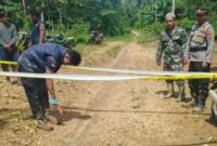 OLAH TKP - Personel Polsek Bintang Ara bersama Tim Inafis Satreskrim Polres Tabalong melakukan olah tempat kejadian perkara kasus dugaan pembunuhan terhadap anak berusia 5 tahun di Desa Dambung Raya, Kecamatan Bintang Ara, Senin (25/5/2026). (foto:istimewa)