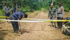 OLAH TKP - Personel Polsek Bintang Ara bersama Tim Inafis Satreskrim Polres Tabalong melakukan olah tempat kejadian perkara kasus dugaan pembunuhan terhadap anak berusia 5 tahun di Desa Dambung Raya, Kecamatan Bintang Ara, Senin (25/5/2026). (foto:istimewa)