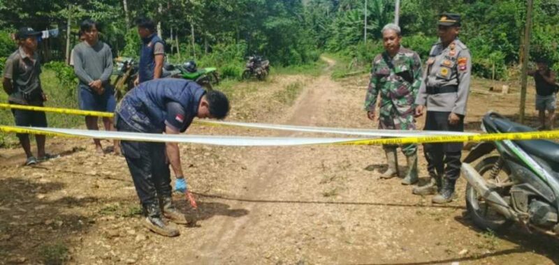 OLAH TKP - Personel Polsek Bintang Ara bersama Tim Inafis Satreskrim Polres Tabalong melakukan olah tempat kejadian perkara kasus dugaan pembunuhan terhadap anak berusia 5 tahun di Desa Dambung Raya, Kecamatan Bintang Ara, Senin (25/5/2026). (foto:istimewa)