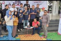LAYANAN HUKUM - Ketua DPD KAI Kalsel DR Bujino A Salan SH MH, Sekjen Zakaria SH MH bersama pengurus, Penasehat DPD KAI Kalsel Dr H A Murjani SH MH dan Akhmad Yani SH MH melakukan pemotongan kue ulang tahun disela sela  pelaksanaan Layanan Hukum Gratis di Menara Pandang Banjarmasin, Sabtu (30/5/2026) pagi. 
(Foto: Mercy  )