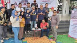LAYANAN HUKUM - Ketua DPD KAI Kalsel DR Bujino A Salan SH MH, Sekjen Zakaria SH MH bersama pengurus, Penasehat DPD KAI Kalsel Dr H A Murjani SH MH dan Akhmad Yani SH MH melakukan pemotongan kue ulang tahun disela sela  pelaksanaan Layanan Hukum Gratis di Menara Pandang Banjarmasin, Sabtu (30/5/2026) pagi. 
(Foto: Mercy  )