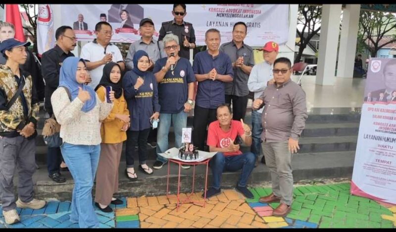 LAYANAN HUKUM - Ketua DPD KAI Kalsel DR Bujino A Salan SH MH, Sekjen Zakaria SH MH bersama pengurus, Penasehat DPD KAI Kalsel Dr H A Murjani SH MH dan Akhmad Yani SH MH melakukan pemotongan kue ulang tahun disela sela  pelaksanaan Layanan Hukum Gratis di Menara Pandang Banjarmasin, Sabtu (30/5/2026) pagi. 
(Foto: Mercy  )