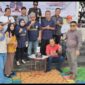 LAYANAN HUKUM - Ketua DPD KAI Kalsel DR Bujino A Salan SH MH, Sekjen Zakaria SH MH bersama pengurus, Penasehat DPD KAI Kalsel Dr H A Murjani SH MH dan Akhmad Yani SH MH melakukan pemotongan kue ulang tahun disela sela  pelaksanaan Layanan Hukum Gratis di Menara Pandang Banjarmasin, Sabtu (30/5/2026) pagi. 
(Foto: Mercy  )
