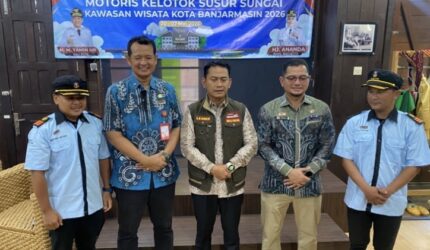 Puluhan Motoris Kelotok Wisata Diberi Seragam ‘Kapten’ Oleh Wali Kota
