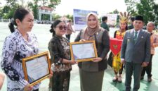Wakil Ketua I DPRD Murung Raya Dina Maulidah, S.HI saat menyerahkan piagam penghargaan pada upacara peringatan Hari Otda ke-XXX dan Hardiknas (foto: Maya)