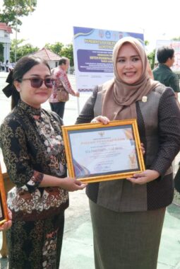 Wakil Ketua I DPRD Mura Serahkan Penghargaan untuk Guru Berprestasi