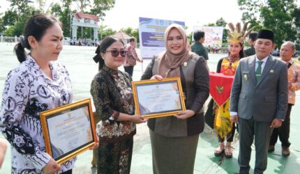 Wakil Ketua I DPRD Mura Serahkan Penghargaan untuk Guru Berprestasi