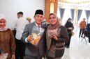 Wakil Ketua I DPRD Mura Dina Maulidah di dampingi Wakil Bupati Mura Rahmanto Muhiddin saat menyambangi stand UMKM di aula gedung B (foto: Maya)