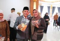 Wakil Ketua I DPRD Mura Dina Maulidah di dampingi Wakil Bupati Mura Rahmanto Muhiddin saat menyambangi stand UMKM di aula gedung B (foto: Maya)